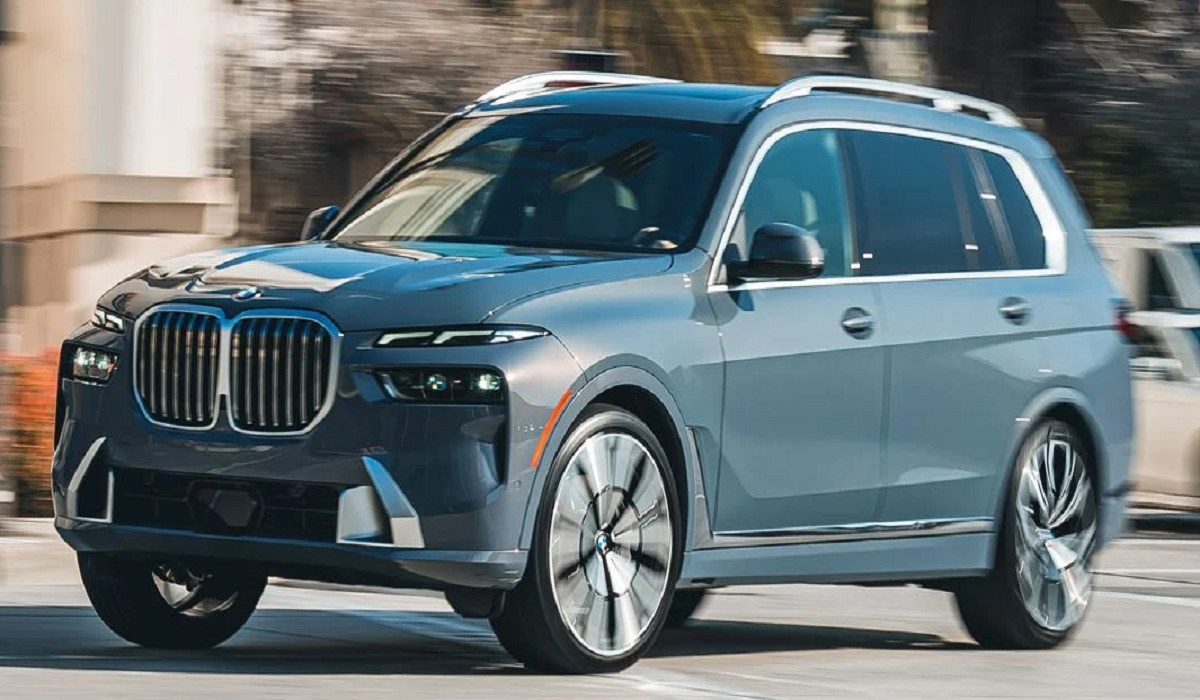 السيارة BMW X7 موديل 2024 