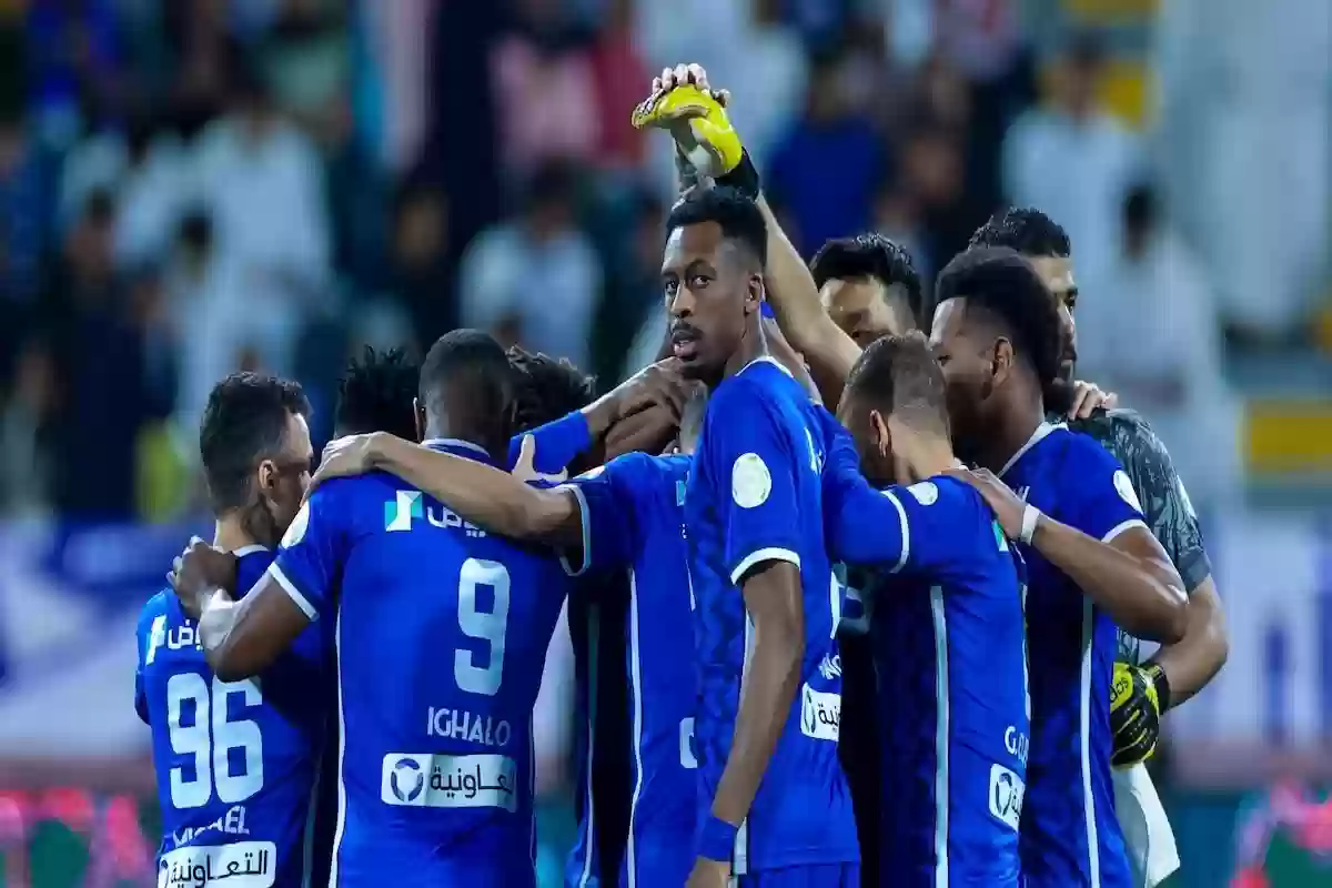 عارف ينفعل على لاعب الهلال السعودي ويشيد بجماهيره.. تعلموا يا جماهير روشن