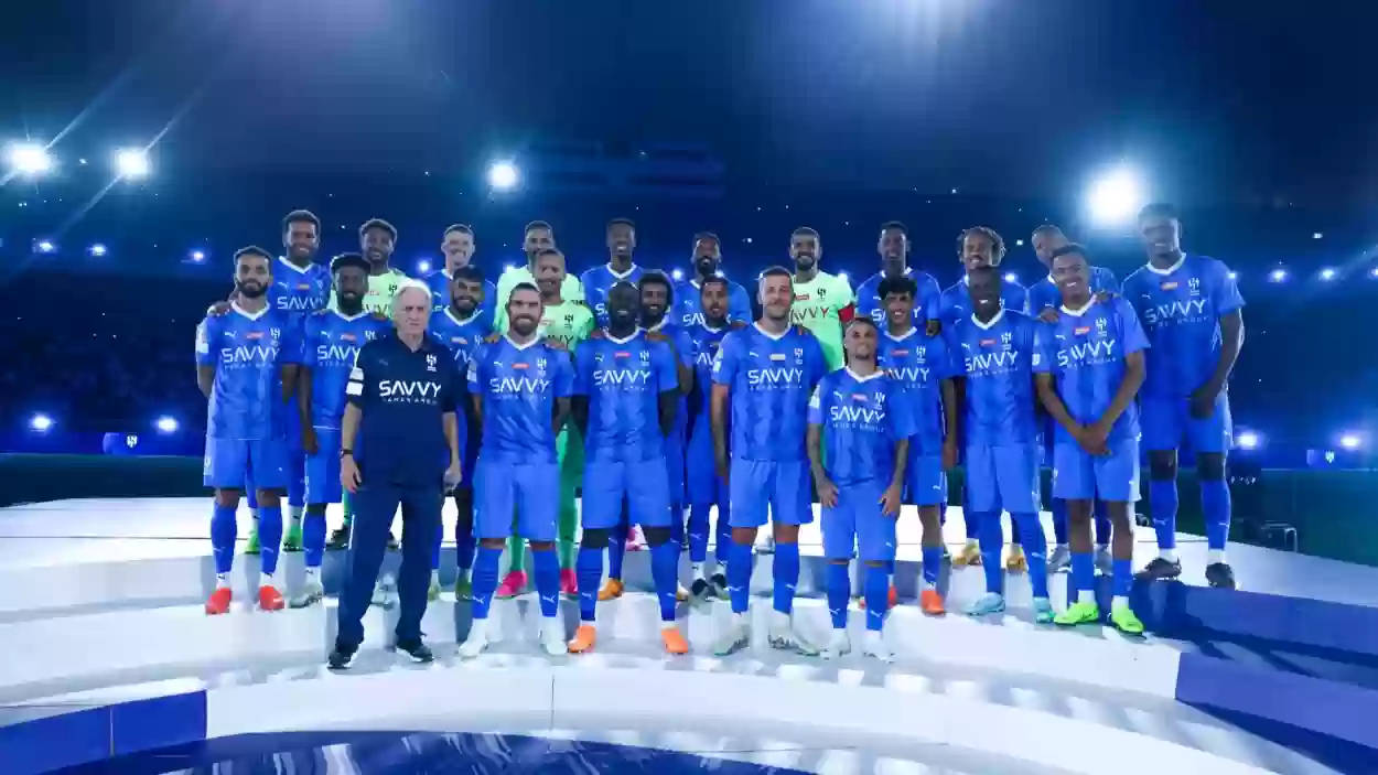 الهلال يواجه خصومه بـ 11 لاعب وطاقم كامل من الحكام