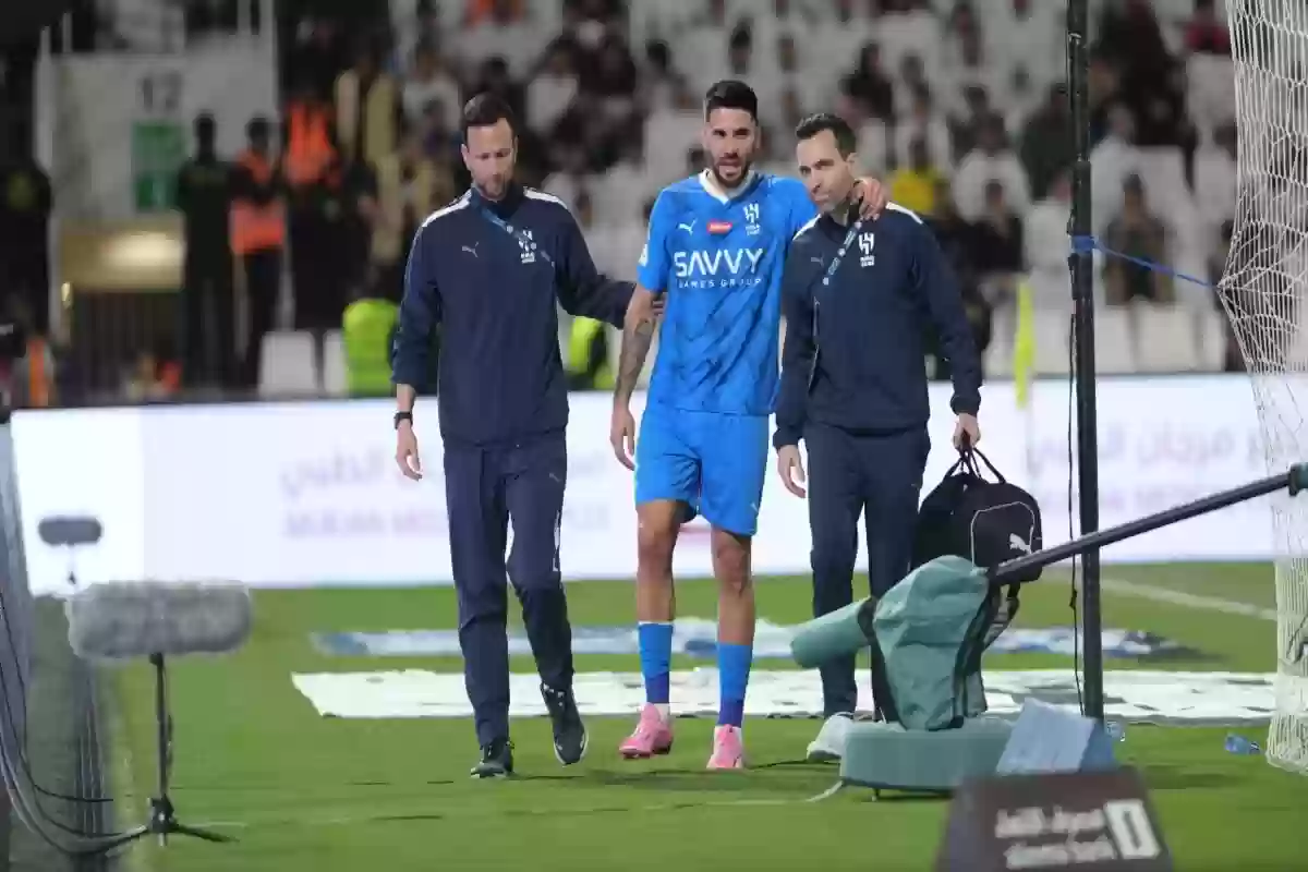 بسبب إصابته.. ميتروفيتش يغادرة برفقة طبيب الهلال إل موطنه صربيا