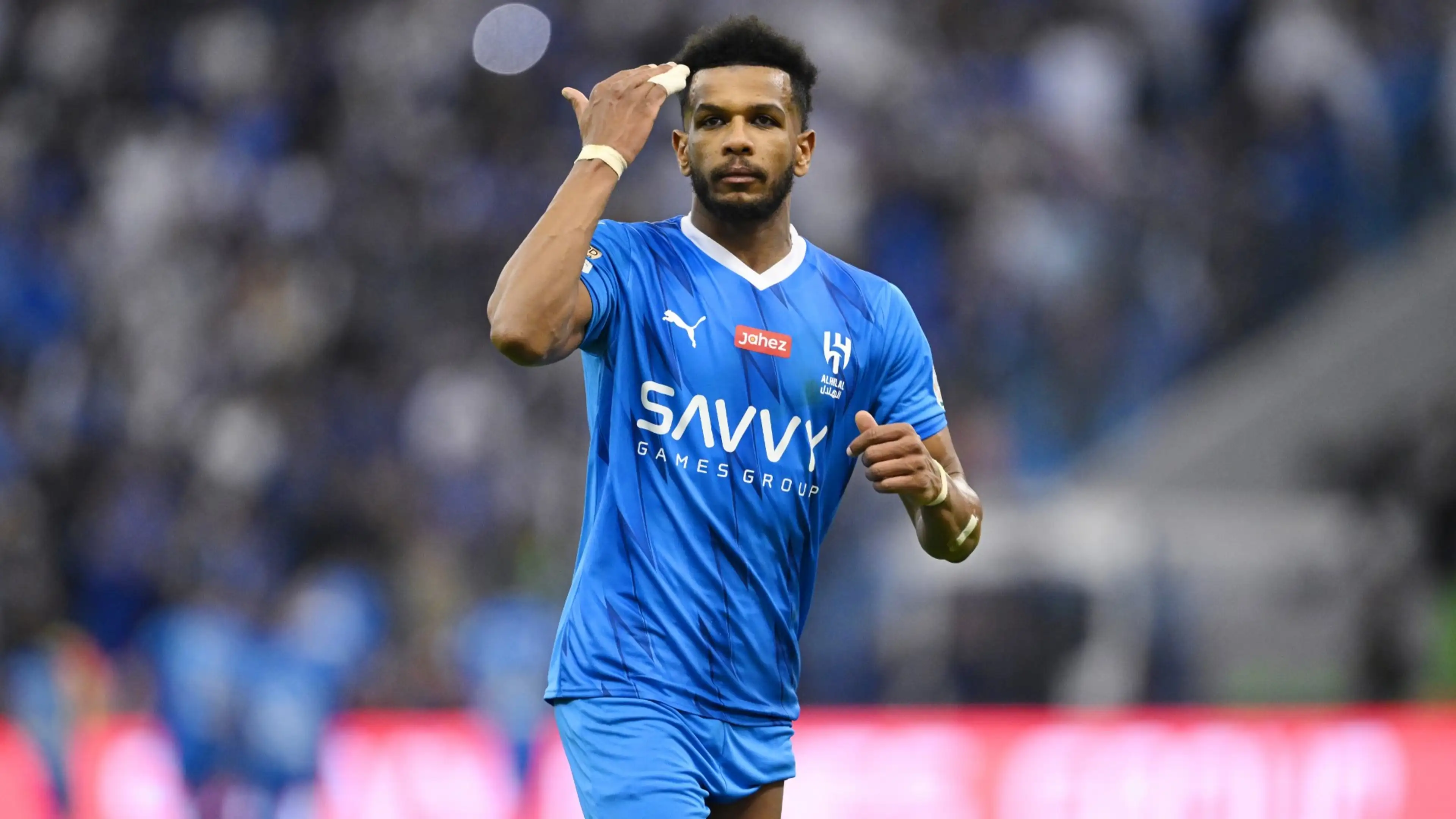 الهلال يكافئ 