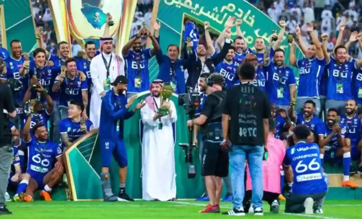 فريق الهلال أثناء التتويج 