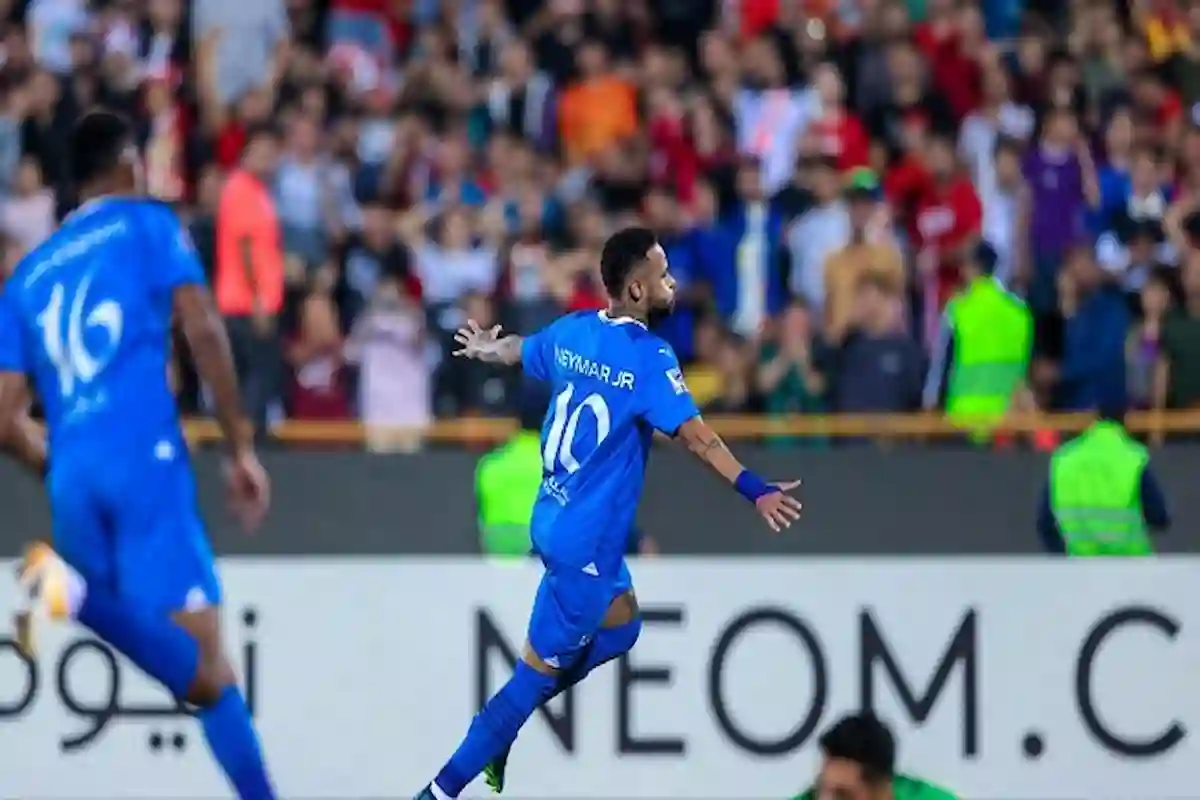 الهلال يواجه الملكي بنجومه المحترفين