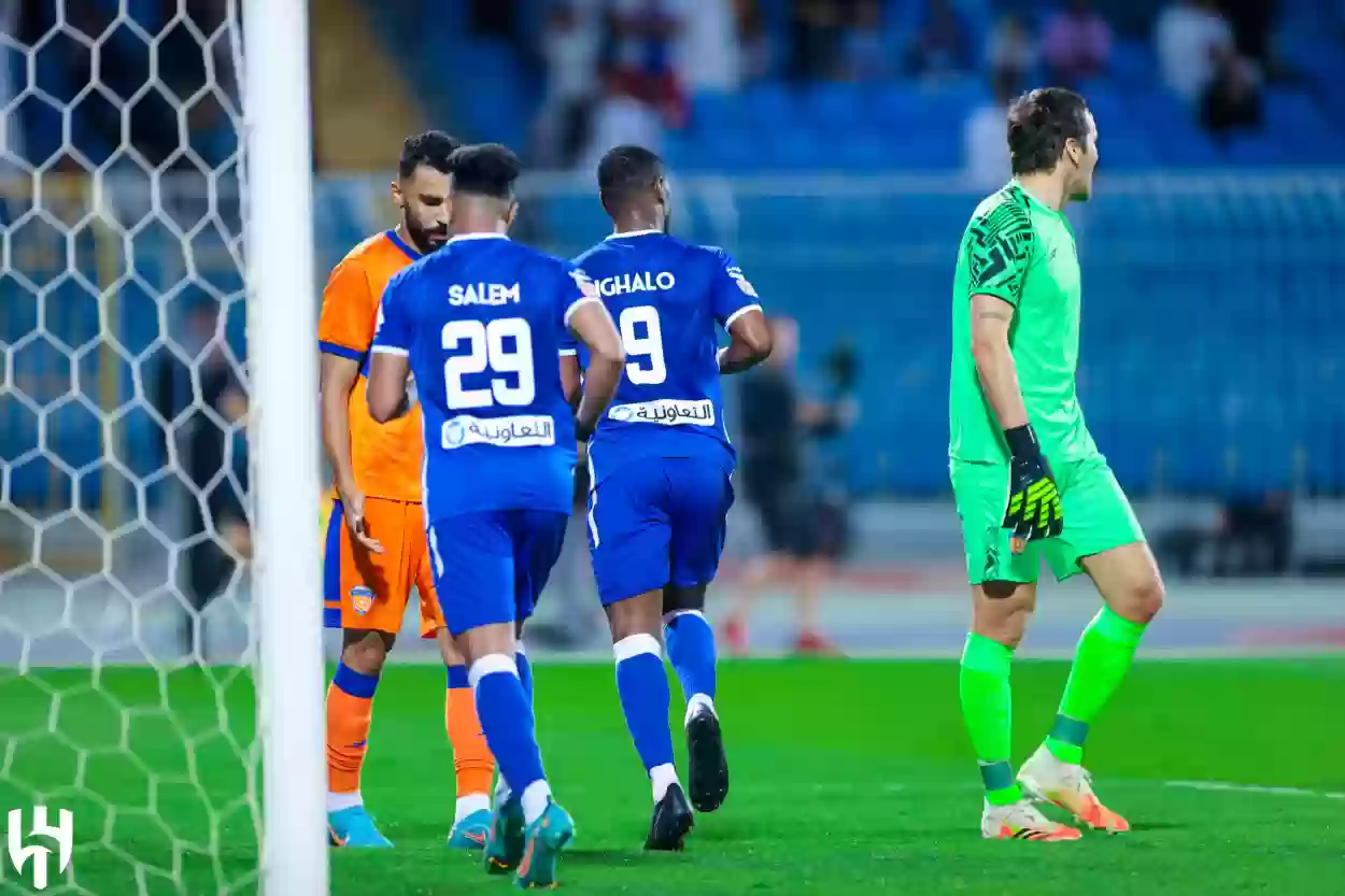 اشتباك عنيف بين حارس الفيحاء ولاعبي الهلال السعودي